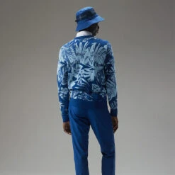 J.Lindeberg Percy Golf Sweater -Golf Apparel Store J.Lindeberg AW22 Percy Sweater GMJKW7424 0470 SWLIN089 Hibiscus Blue Model 3