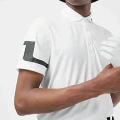 J.Lindeberg Heath Golf Polo Shirt 12 J.Lindeberg Heath Golf Polo Shirt -Golf Apparel Store J.Lindeberg SS22 Heath Regular Fit Polo GMJT06335 0000 Code SHLIN062 M White Model 2