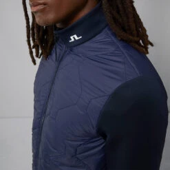 J.Lindeberg Quilt Hybrid Thermal Golf Wind Jacket -Golf Apparel Store J.Lindenberg Quilt Hybrid Jacket AMOW07063 6855 WTLIN045 JL Navy Model 2